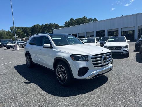 Used 2025 Mercedes-Benz GLS 450 4MATIC image 3