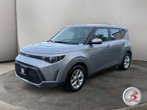 Used 2023 Kia Soul LX w/ Option Group 015 FWD image 3