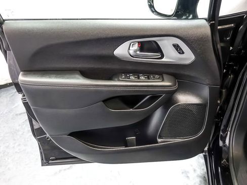 Used 2025 Chrysler Pacifica Limited FWD image 28