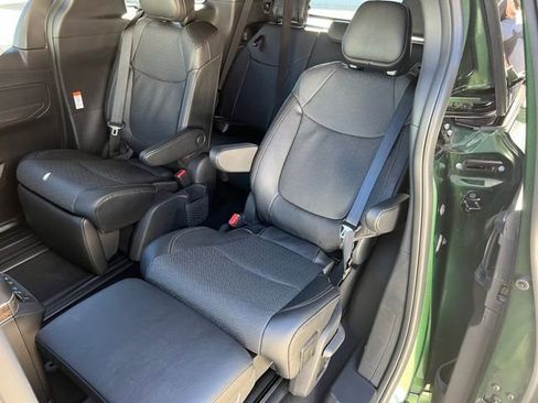 Used 2025 Toyota Sienna Platinum image 17