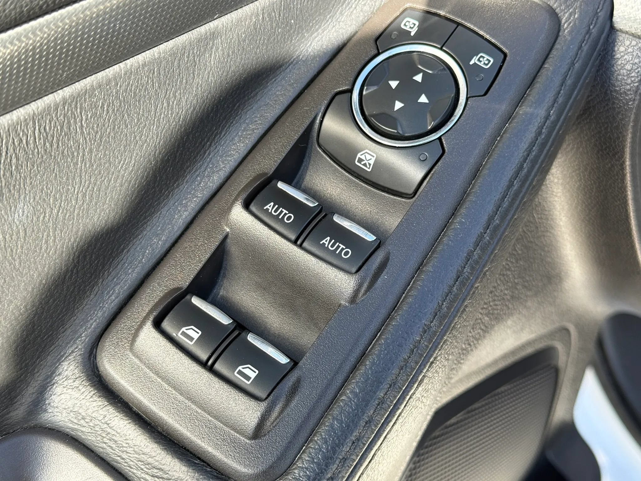 Used 2015 Ford Explorer XLT w/ Equipment Group 202B AWD/4WD image 25