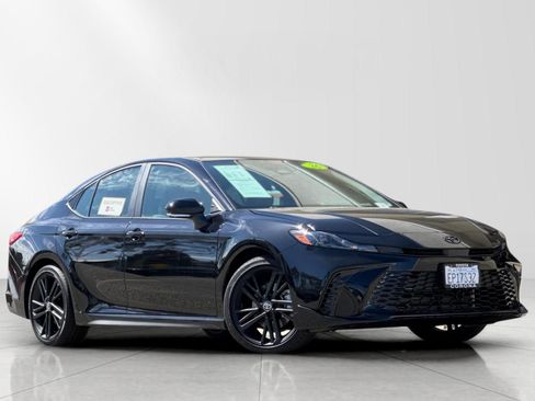 Used 2026 Toyota Camry Hybrid FWD image 1