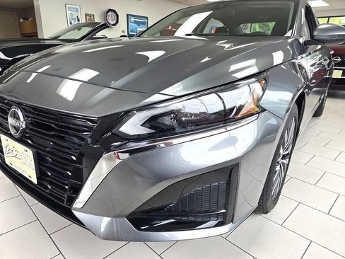 Used 2023 Nissan Altima 2.5 SV w/ SV Premium Package FWD image 8