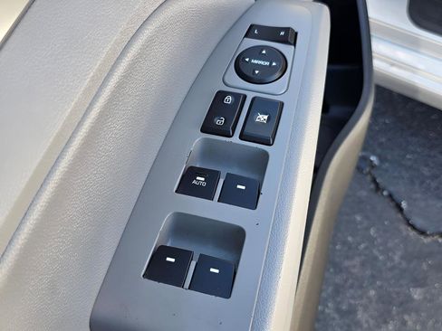 Used 2017 Hyundai Elantra Limited w/ Limited Tech Package 04 image 17