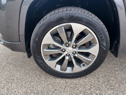 Used 2019 Jeep Cherokee Overland w/ Technology Group AWD/4WD image 9