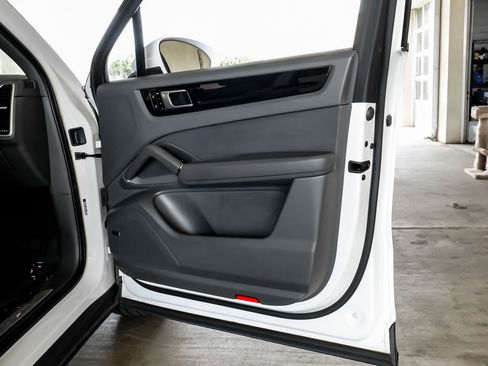 Used 2021 Porsche Cayenne w/ Premium Package image 54