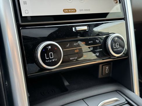 New 2026 Land Rover Discovery Dynamic SE image 22