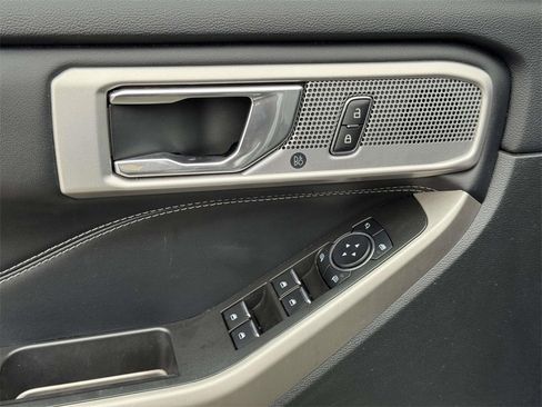 Used 2024 Ford Explorer Limited image 18