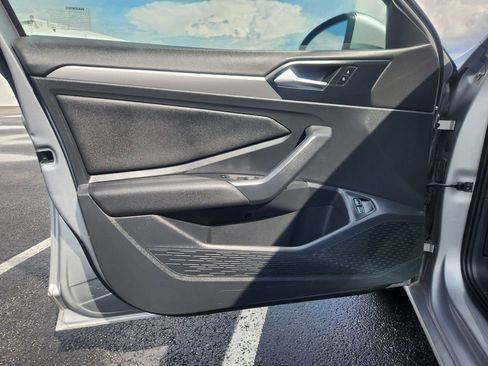 Used 2020 Volkswagen Jetta SE w/ SE Cold Weather Package image 9