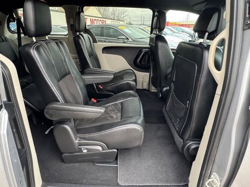 Used 2019 Dodge Grand Caravan SXT image 12