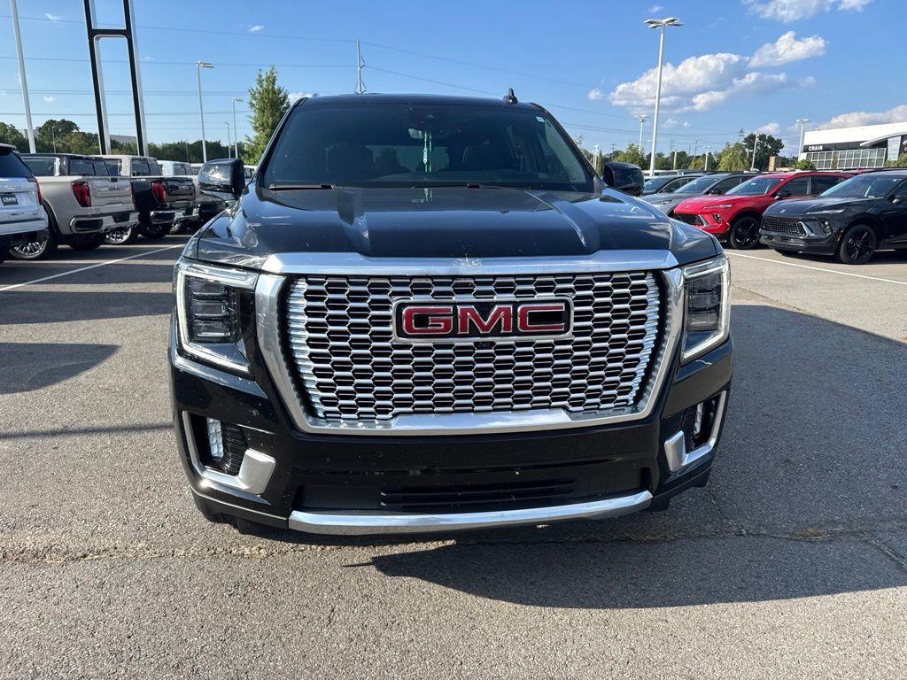 Used 2024 GMC Yukon Denali w/ Advanced Technology Package AWD/4WD image 3