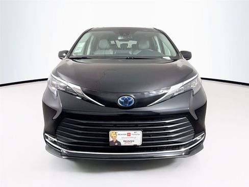 Certified 2024 Toyota Sienna XLE FWD image 8