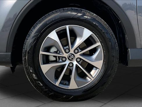 Used 2018 Toyota RAV4 XLE AWD/4WD image 11