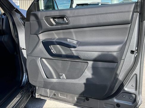 Used 2025 Nissan Pathfinder SV w/ SV Premium Package image 28