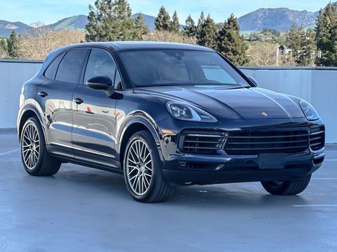 Used 2022 Porsche Cayenne Platinum Edition image 10