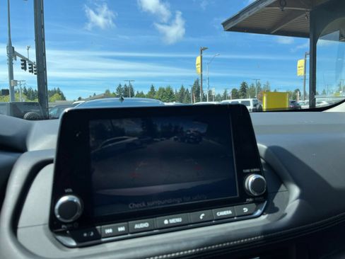 Used 2025 Nissan Rogue SV FWD image 21