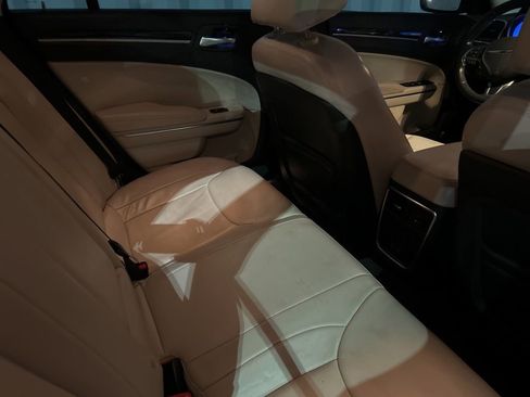 Used 2016 Chrysler 300 Limited image 12