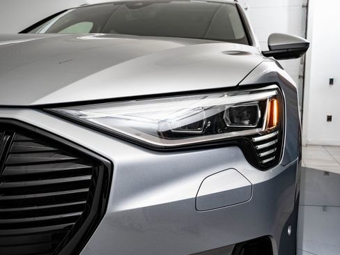 Used 2022 Audi e-tron Premium w/ Convenience Plus Package image 15