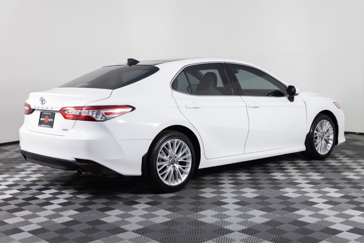 Used 2018 Toyota Camry XLE FWD image 8