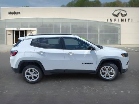Used 2024 Jeep Compass Latitude AWD/4WD image 3