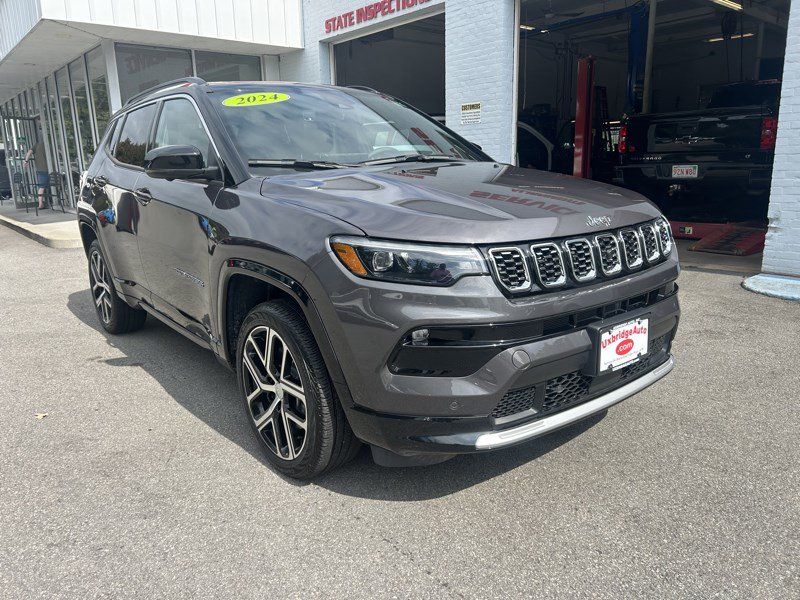 Used 2024 Jeep Compass Limited w/ Elite Group AWD/4WD image 2
