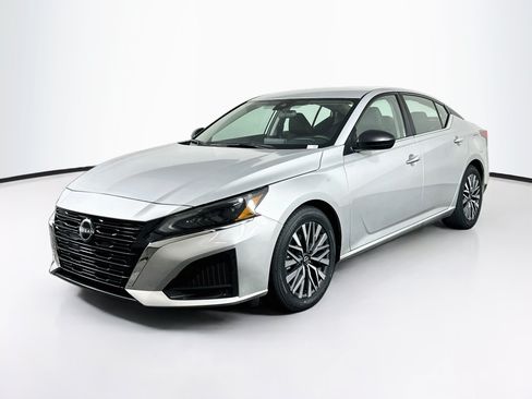 Used 2025 Nissan Altima 2.5 SV FWD image 3
