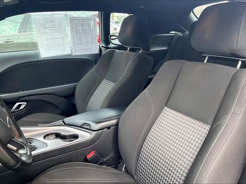 Used 2022 Dodge Challenger SXT w/ Driver Convenience Group image 18