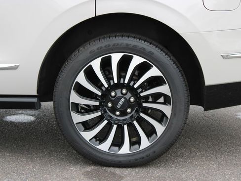 Used 2023 Lincoln Navigator Reserve RWD image 17