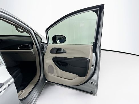 Used 2024 Chrysler Pacifica Touring-L image 31