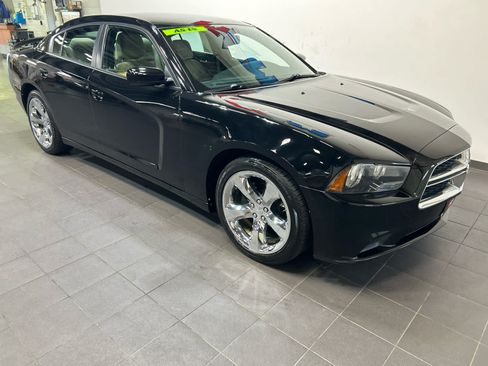 Used 2014 Dodge Charger SE RWD image 2
