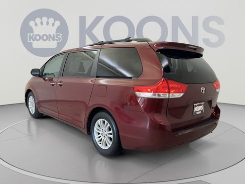 Used 2014 Toyota Sienna XLE w/ Entertainment Package FWD image 7