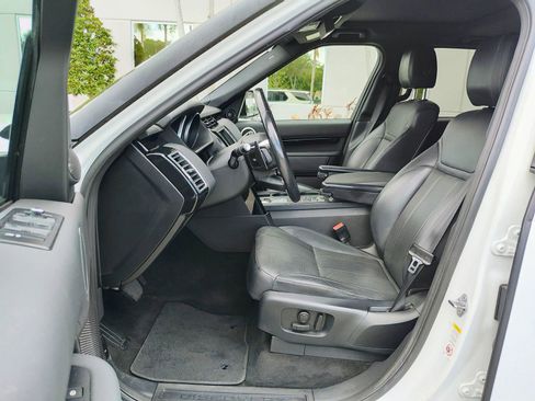 Used 2017 Land Rover Discovery SE image 9