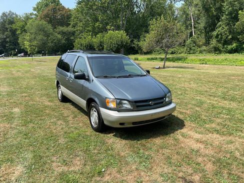 Used 1999 Toyota Sienna LE image 1