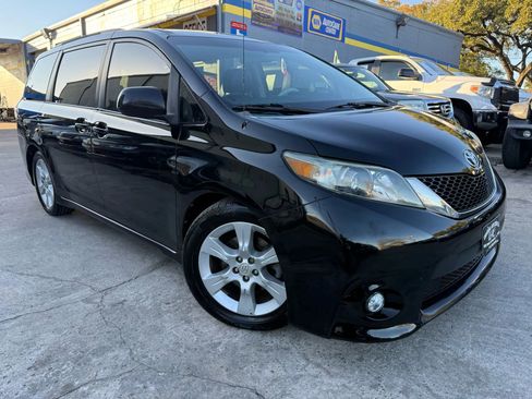 Used 2011 Toyota Sienna SE w/ Preferred Pkg image 1