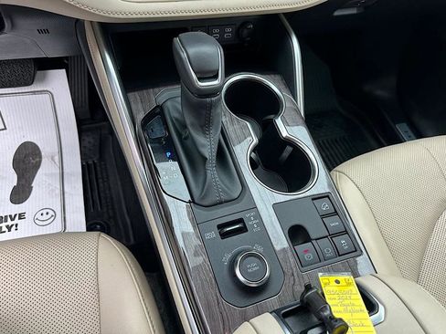 Certified 2024 Toyota Highlander Limited AWD/4WD image 28