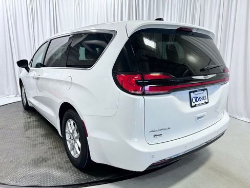 Used 2024 Chrysler Pacifica Touring-L image 27