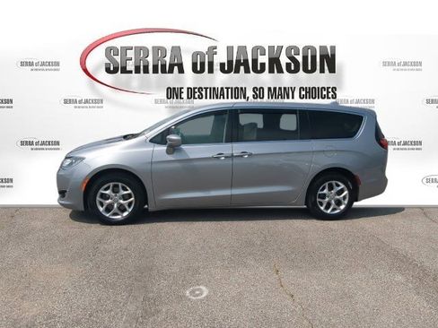 Used 2020 Chrysler Pacifica Touring w/ Tire & Wheel Group FWD image 5