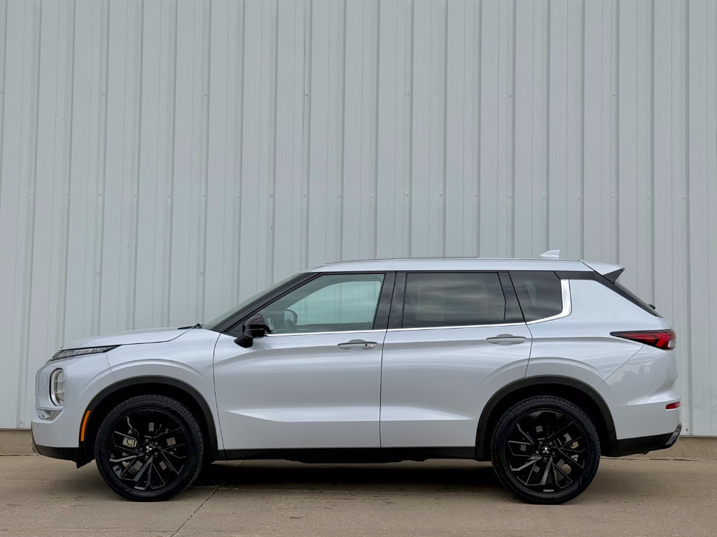 Used 2024 Mitsubishi Outlander SE Black Edition AWD/4WD image 3