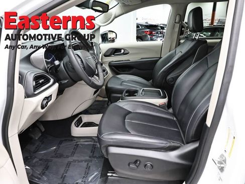 Used 2024 Chrysler Pacifica Limited FWD image 14