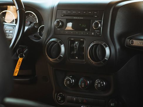 Used 2018 Jeep Wrangler Unlimited Sport S image 33