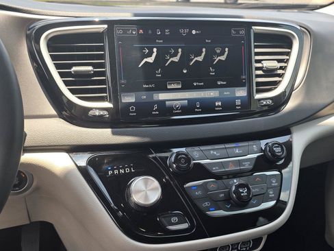 Used 2024 Chrysler Pacifica Touring-L FWD image 13