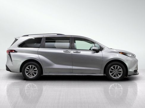 Used 2021 Toyota Sienna LE FWD image 6