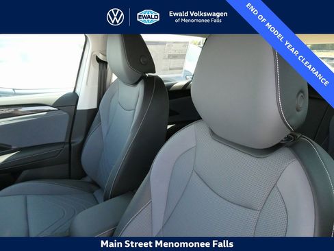 New 2025 Volkswagen Tiguan SE image 28