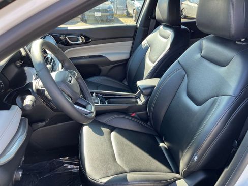 Used 2025 Jeep Compass Limited image 38