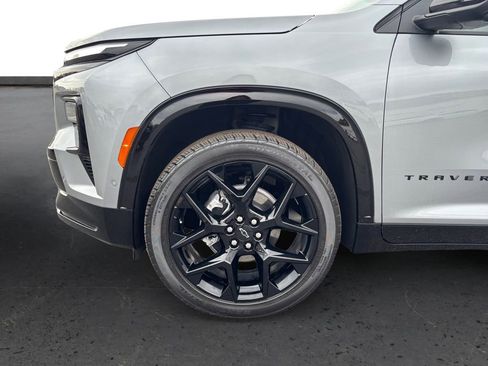 Used 2025 Chevrolet Traverse RS image 13