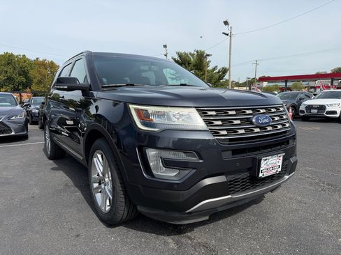 Used 2017 Ford Explorer XLT w/ Equipment Group 202A image 3