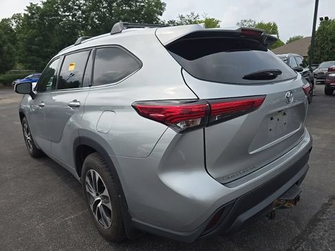 Used 2021 Toyota Highlander XLE AWD/4WD image 5