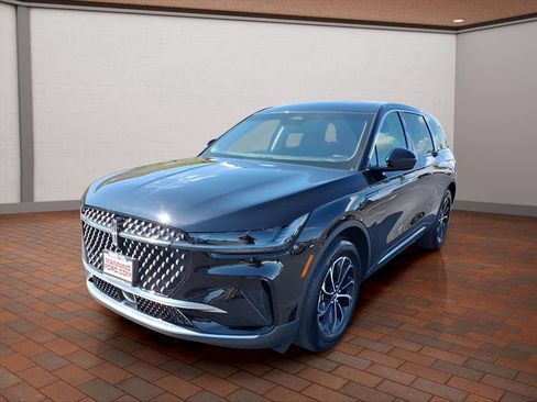 Used 2024 Lincoln Nautilus Premier image 4