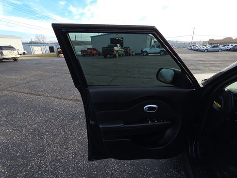 Used 2017 Kia Soul image 9