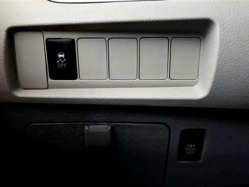 Used 2015 Toyota Sienna LE image 32